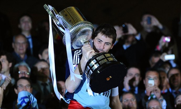 Iker Casillas Recibe El Título De Copa