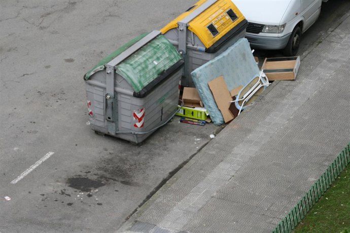 Residuos fuera del contenedor en Torrelavega. 