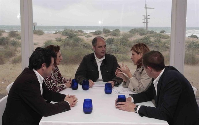 Camps Mantiene Una Reunión De Trabajo Con Parte Del Equipo De Campaña