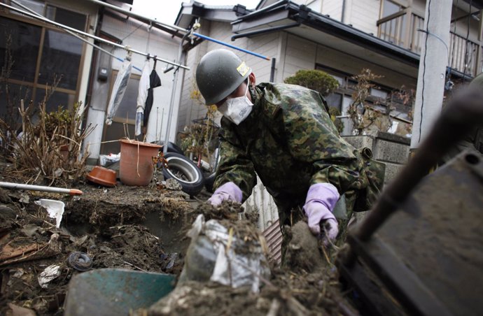 Tareas De Reconstrucción Tras El Terremoto De Japón
