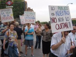 Vecinos Protestan Por El Mantenimiento De La Sanidad Pública