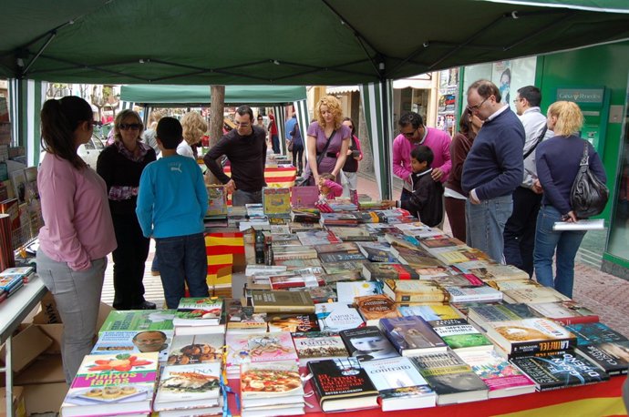 BENICÀSSIM SE SUMA A SANT JORDI CON LA CELEBRACIÓN DE LA IV FIRA DEL LLIBRE