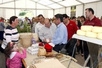 Revilla y Gorostiaga resaltan la "calidad" de los productos pasiegos tras inaugurar la V Feria en Vega de Pas