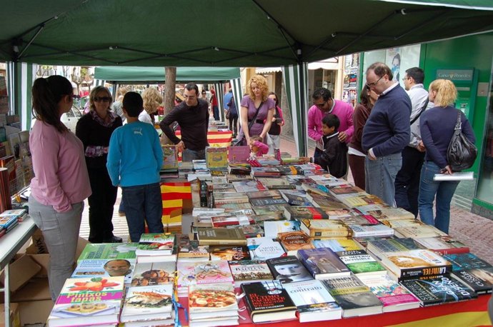 BENICÀSSIM SE SUMA A SANT JORDI CON LA CELEBRACIÓN DE LA IV FIRA DEL LLIBRE