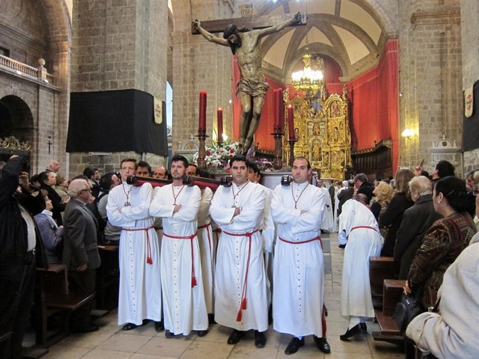 Cofrades De Las Siete Palabras Portan El Santo Cristo De Las Mercedes