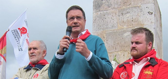 López, En El Centro, Durante Su Intervención En El Monolito De Villalar. 