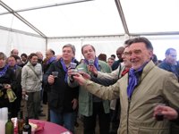 Herrera recorre durante más de una hora la campa para "brindar" por Castilla y León