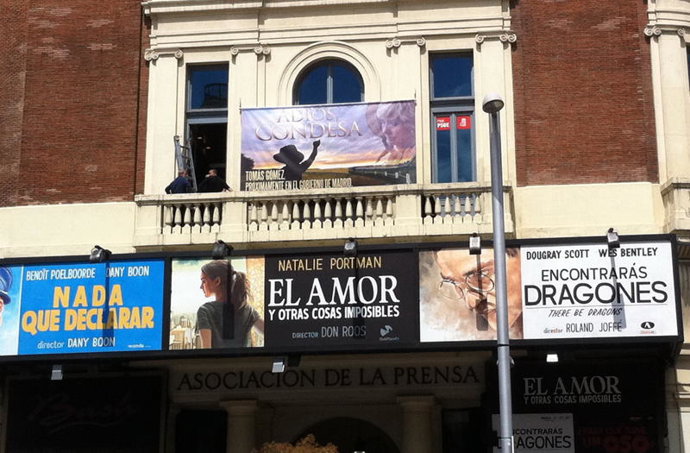 UNICA FOTO TOMAS GOMEZ TRAS COLGAR CARTEL CINE ILEGAL EN SU PRESENCIA