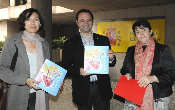 Arahuetes Muestra El Dossier Junto A Preciado (I) Y Luquero.