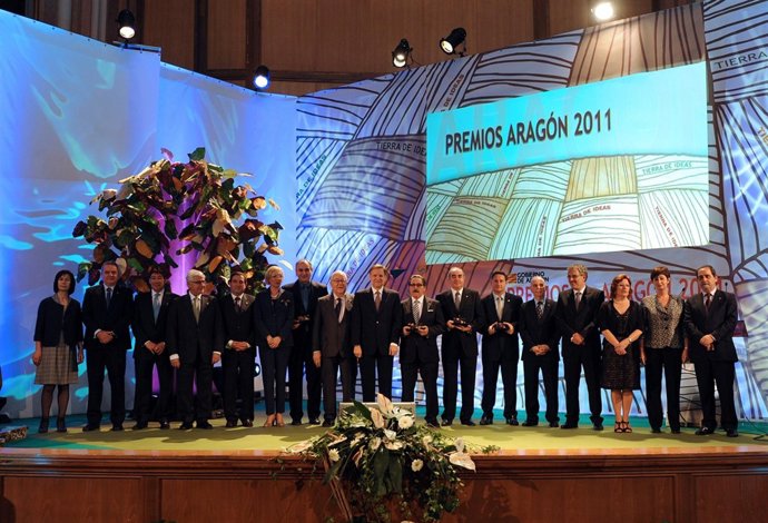 Miembros Del Gobierno Autónomo Con Los Premios Aragón 2011             