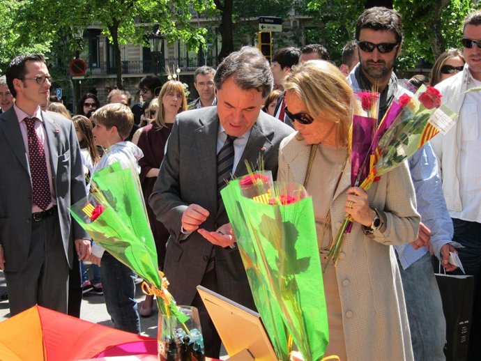 El Presidente Mas Y Su Mujer Helena Rakosnik Compran Rosas En Las Ramblas
