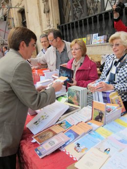Francesc Antich Comprando Un Libro En El Día De Sant Jordi 