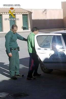 Uno De Los Detenidos Entra En El Vehículo Policial