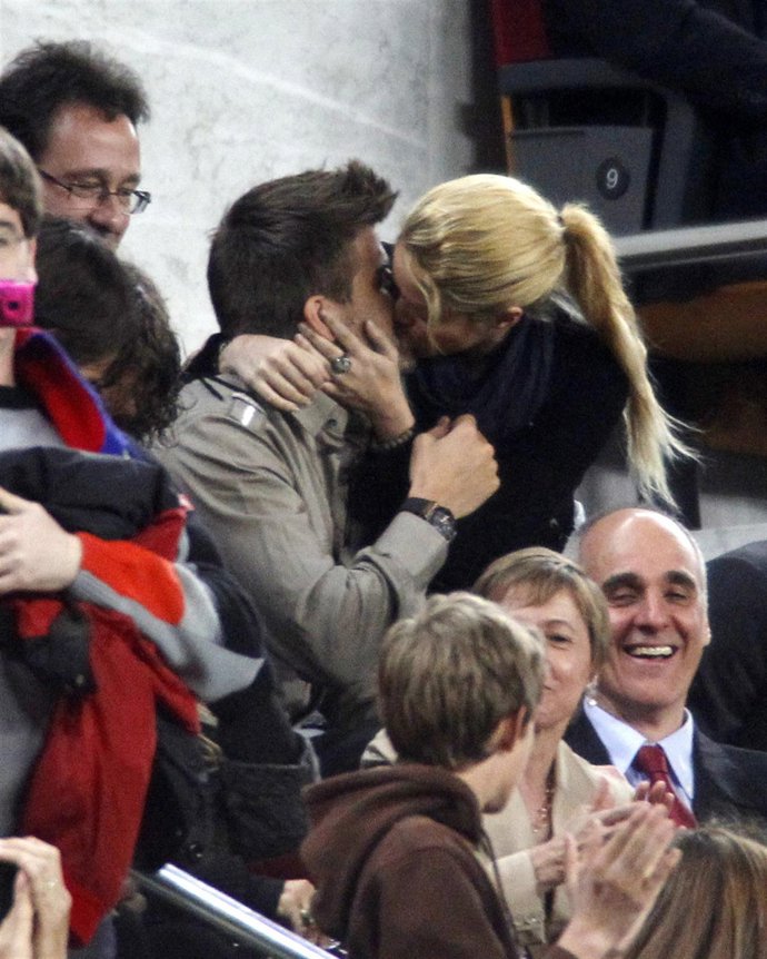 Gerard Pique Besa Shakira En Barcelona