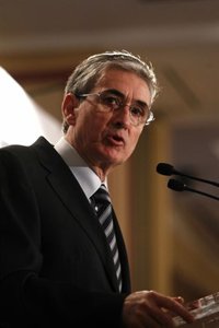 Jáuregui confía en una tregua que permita el fin de la violencia y la participación política abertzale