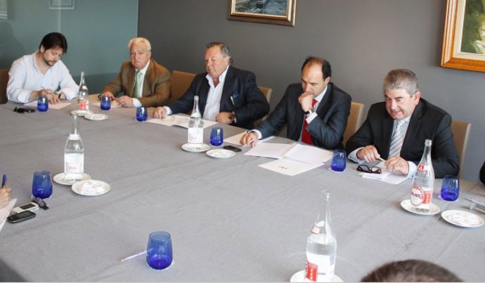 Diego en la reunión con los transportistas cántabros. 