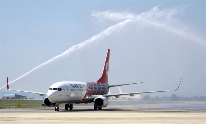 Llegada del primer vuelo directo Estambul-Valencia de Turkish Airlines.