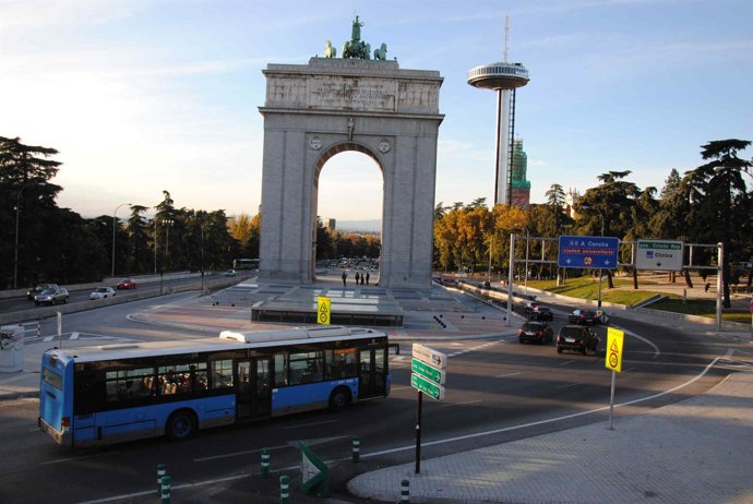 Autobuses de la EMT de Madrid pasando por Moncloa