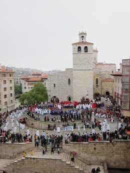 Fieles en la Catedral de Santander el Domingo de Resurrección. 