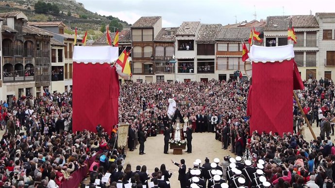 Bajada Del Ángel De Peñafiel (Valladolid9, Seguida Por Cientos De Personas.