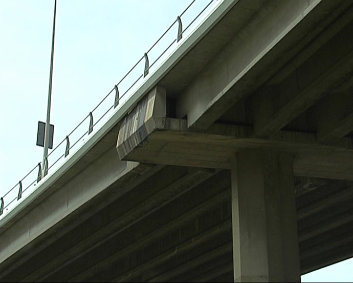 Encuentran mujer muerta bajo un puente