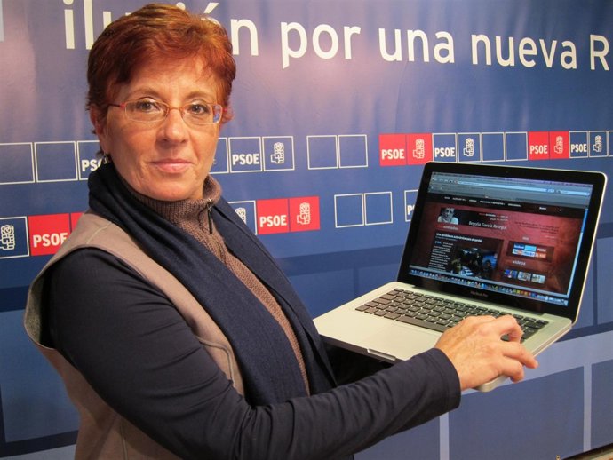 La candidata socialista a la Comunidad, Begoña García Retegui, muestra su nueva 