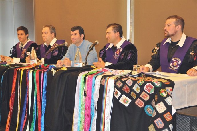 El Alcalde De Alcalá Junto Con Los Tunos De La Universidad 