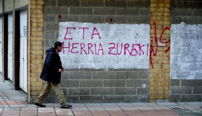 Hombre Pasea En Bilbao Ante Un Letrero Con Las Siglas De ETA