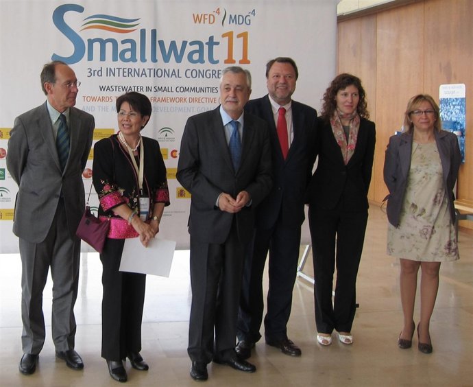 El Presidente De La Junta, José Antonio Griñán, En El Centro De La Foto