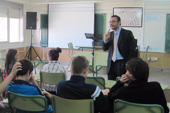 El Director Adjunto Del Info, Francisco Fuentes, Imparte Una Charla Informativa 