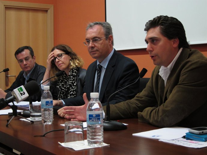 Durán (2º Por La Dcha.), Entre Periodistas, Interviene En 'Estación Electoral'