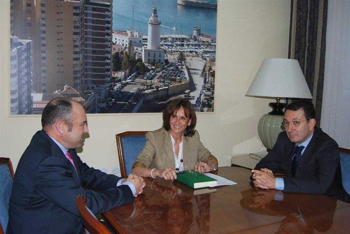 Remedios Martel Junto Al Nuevo Director Del Aeropuerto, Salvador Merino (Dcha)
