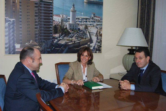 Remedios Martel Junto Al Nuevo Director Del Aeropuerto, Salvador Merino (Dcha)