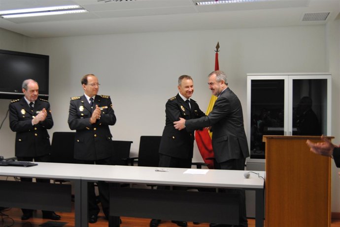 El Nuevo Comisario Estrecha La Mano De González Tovar