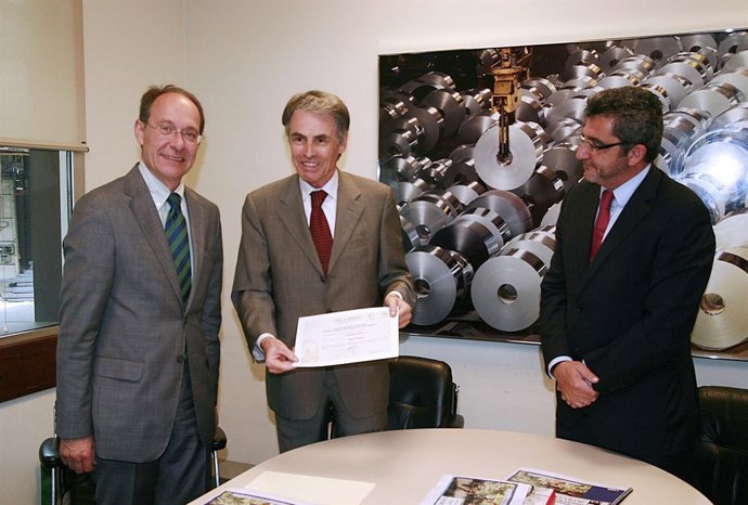 José Juan Díaz Trillo Entrega Certificado De Calidad Ambiental A Empresa 