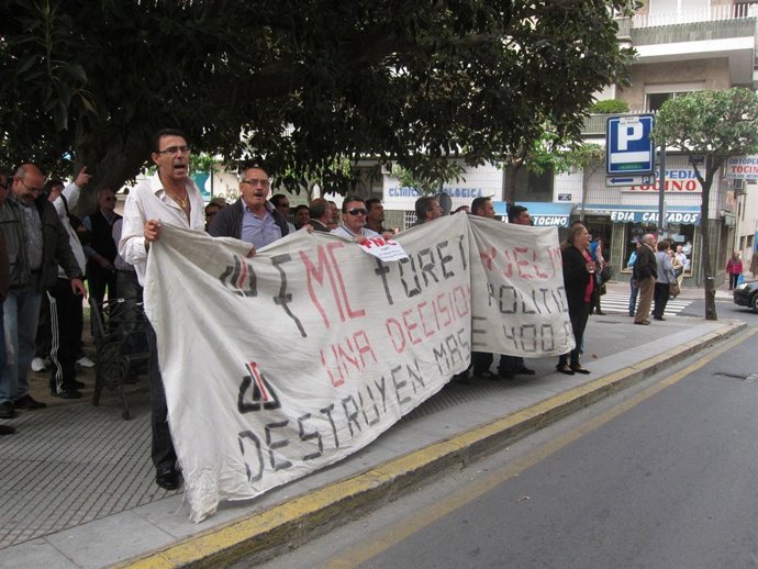 Trabajadores de Foret se manifiestan ante la sede de IULV-CA en Huelva.