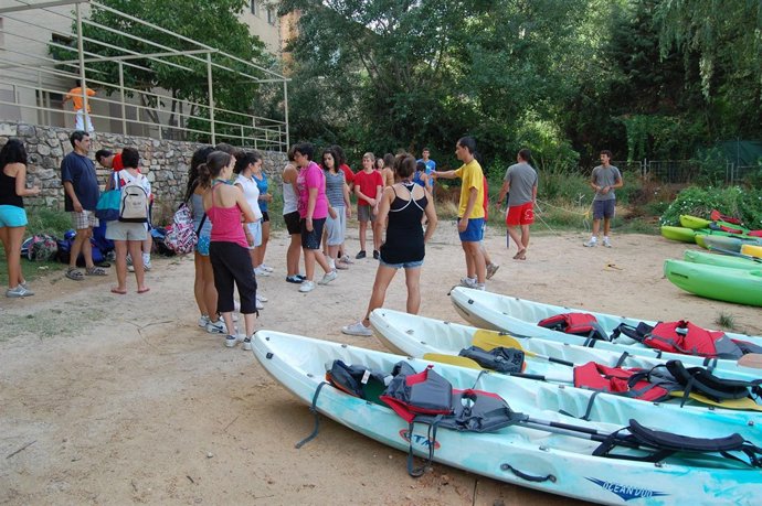 Alcalá Del Júcar, Agosto 2010.- Un Total De 25 Jóvenes Castellano-Manchegos Que 