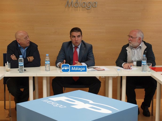 El presidente del PP en Málaga, Elías Bendodo, con los secretarios provinciales 