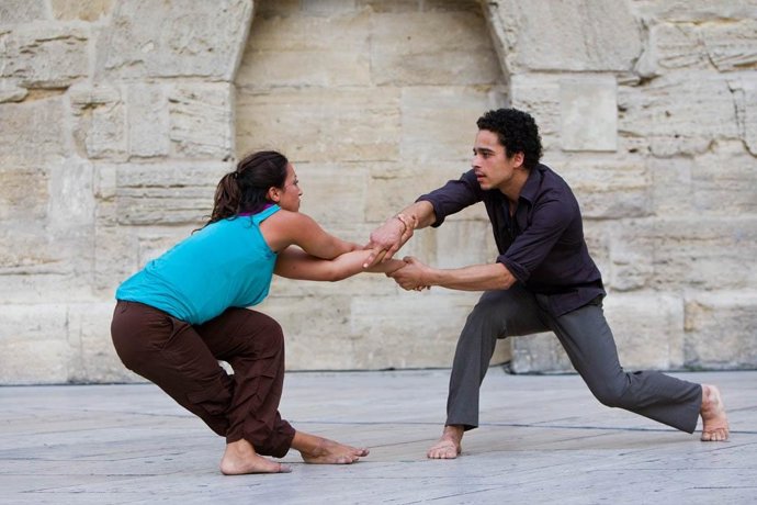 Los Británicos Navala Chaudhari Y Kevin Turner Representan 'Amaranthine'