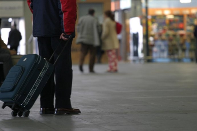 Turista En La Estación De Santa Justa De Sevilla