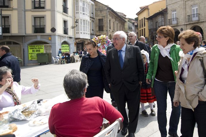 Vicente Álvarez Areces Durante La 'Comida En La Calle'.