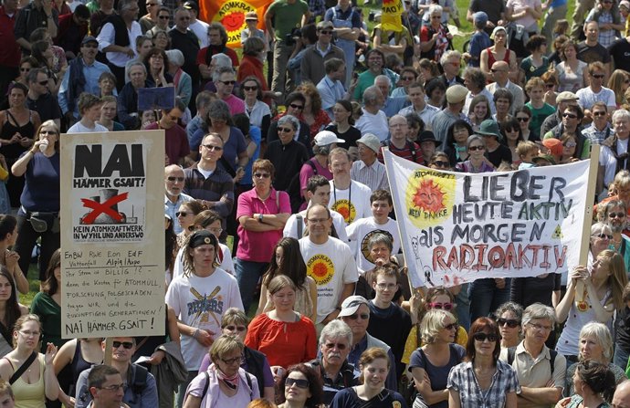Manifestación Multitudinaria Contra Las Centrales Nucleares En El Rin