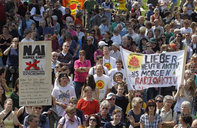 Manifestación Multitudinaria Contra Las Centrales Nucleares En El Rin