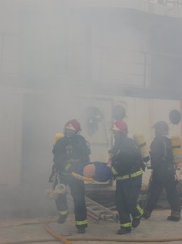 Bomberos realizan un simulacro de incendio en el puerto de Málaga