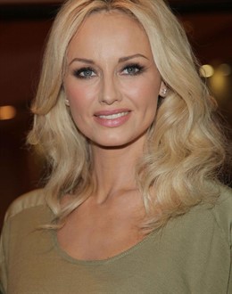 Posado De Adriana Karembeau