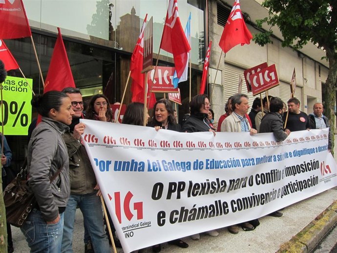 Fotos Protesta Delegados CIG Puerta Del Parlamento, Ley De Convivencia
