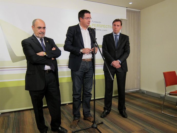 De Izq. A Drcha. Jesús Candil, Óscar López Y Óscar Puente