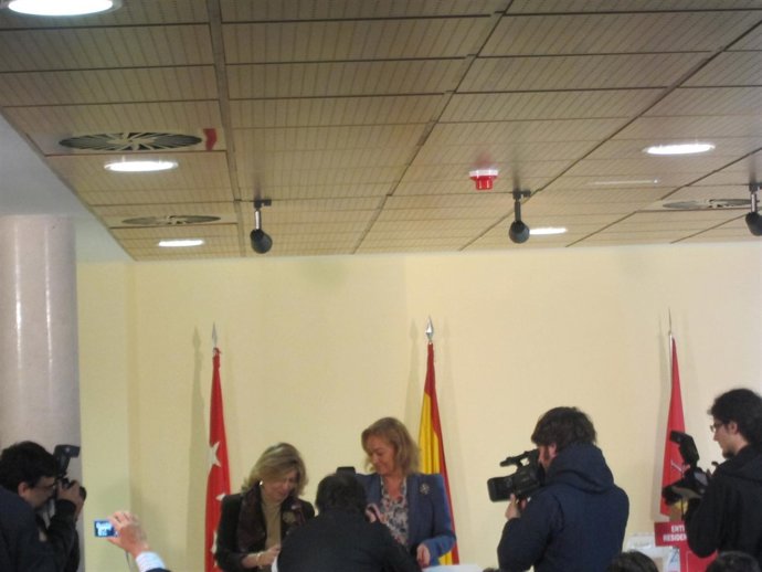 Entrega De Documentación De Vivienda A Familia