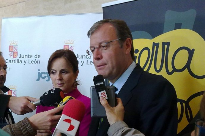 Los Consejeros De Agricultura Y Fomento, Silvia Clemente Y Antonio Silván.
