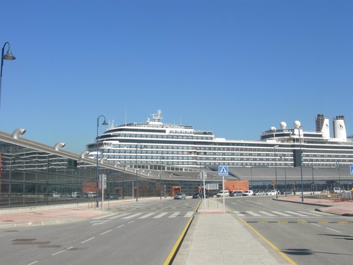 Buque De Crucero Junto A La Estación Marítima, En Málaga